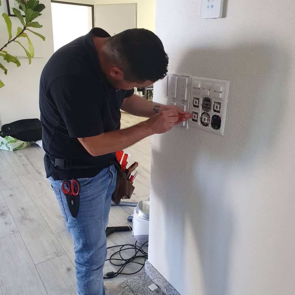 Azem Vojka bei der Montage von Anschlussdosen Azem Vojka bei der Montage von Anschlussdosen