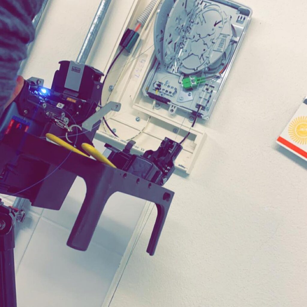 Glasfaser-Spleissgeraet im Einsatz Glasfaser-Spleissgeraet im Einsatz